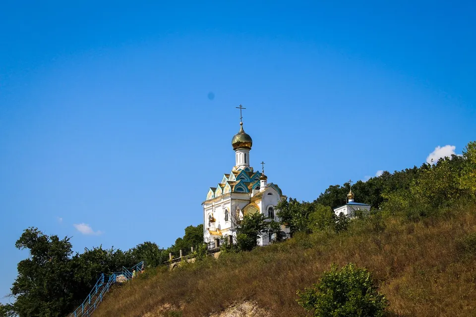 Богородице-Табынский женский монастырь, вид с дороги
